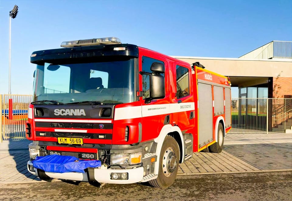 Cisterna Scania jednotky Chýně vyjíždí ulicí obce