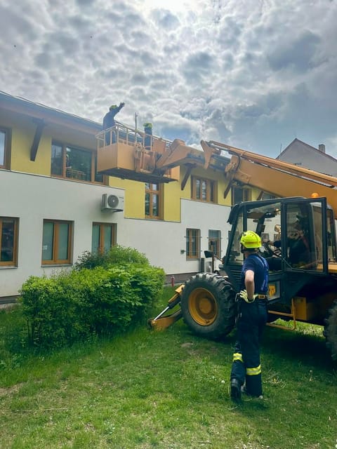 Práce ve výškách z plošiny u budovy při technickém zásahu