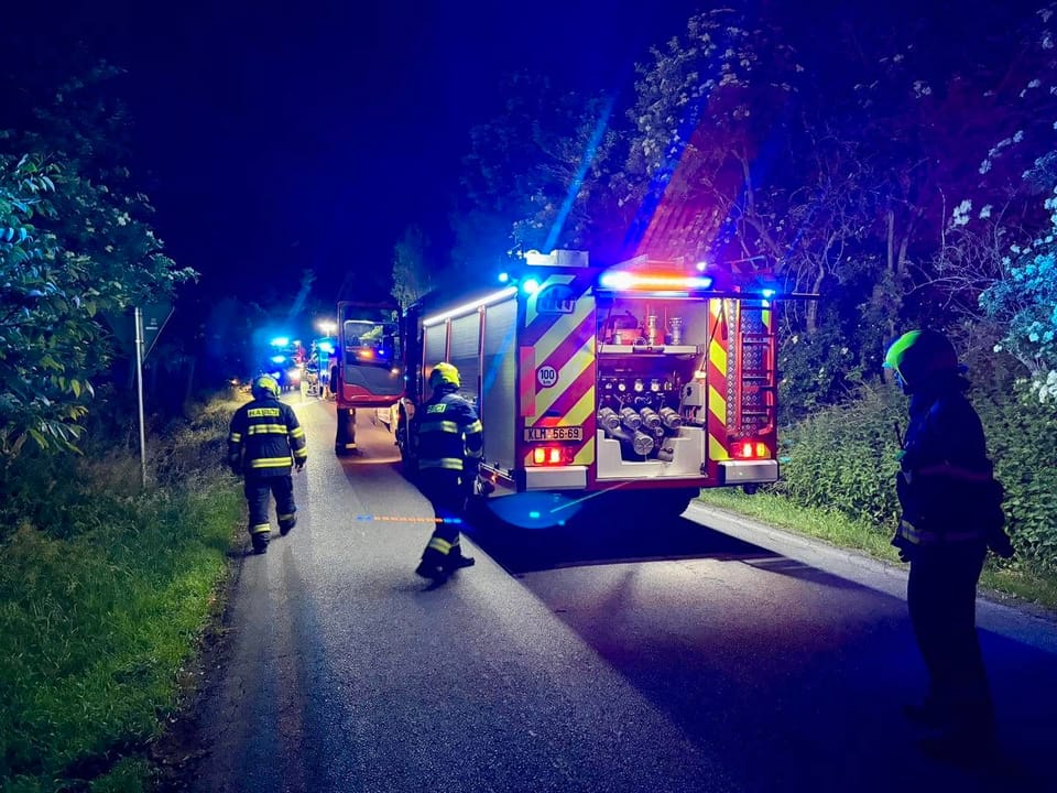 Cisterna jednotky Chýně vedle vozu Hasičského záchranného sboru