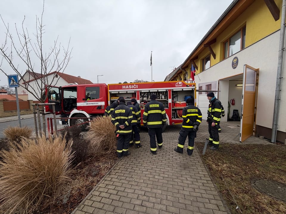 Jednotka Chýně s cisternou Scania před hasičskou zbrojnicí
